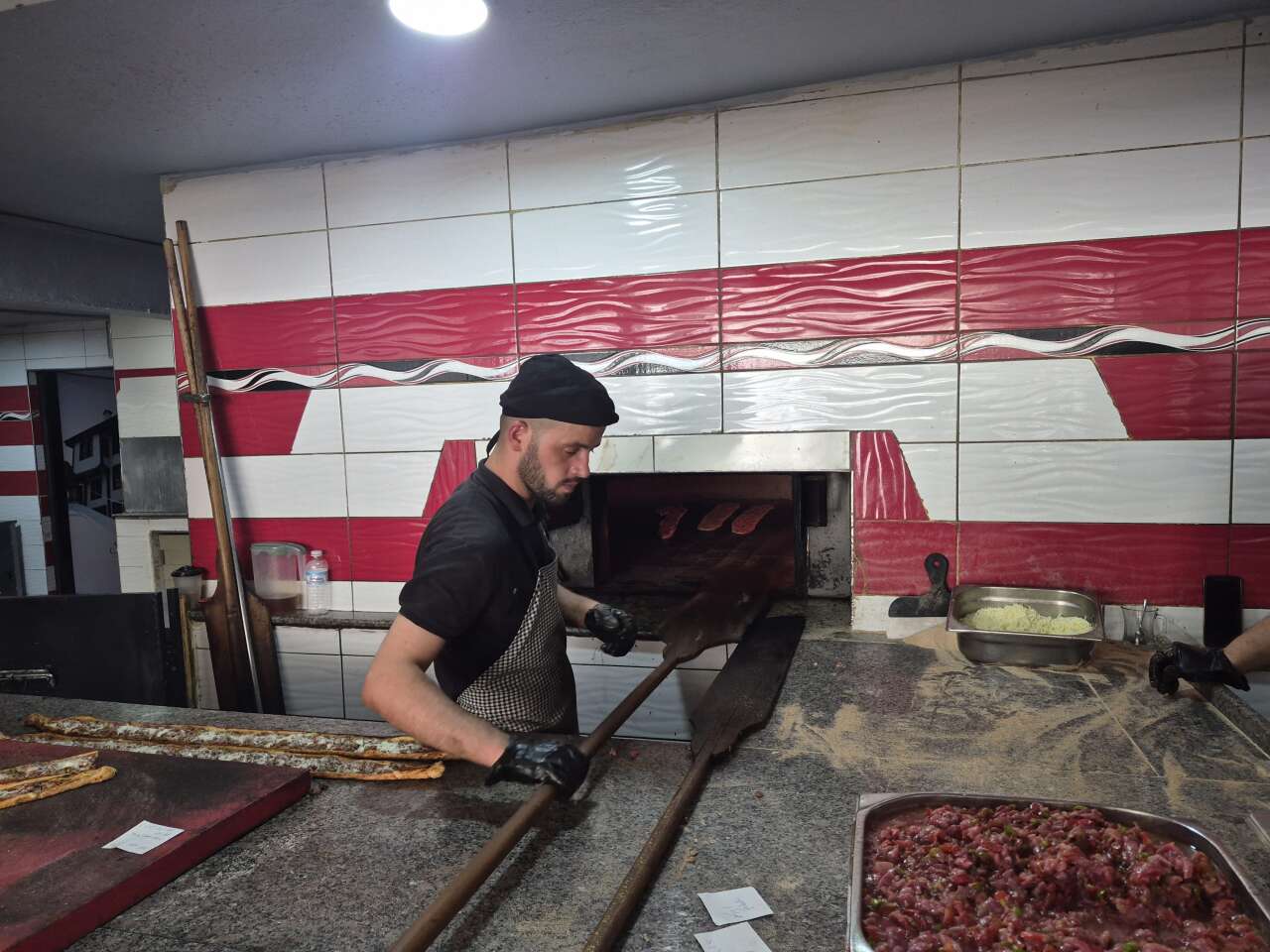 Yaz sıcağı dinlemiyor! 300 derecelik fırında Konya’nın tescilli lezzetini pişiriyor 3